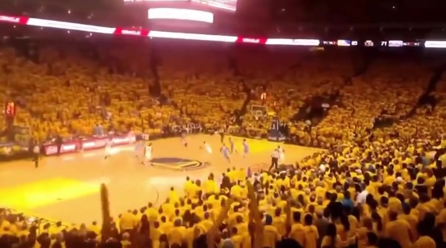 ???勇士球迷晒甲骨文球馆昔日金色海洋：无可比拟的氛围