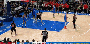 ?内线屏障回来了！霍姆格伦迎面大帽巴恩斯劈扣