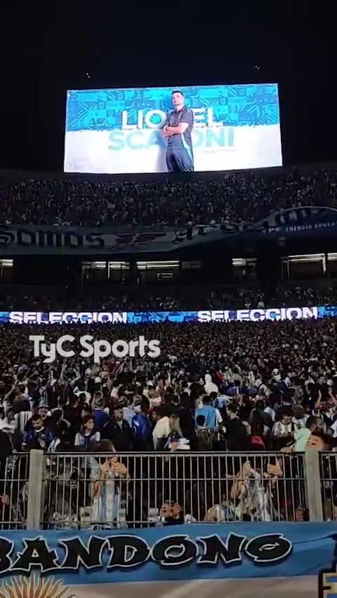 在今天主场和巴西比赛开始前，阿根廷主帅斯卡洛尼受到热烈欢呼