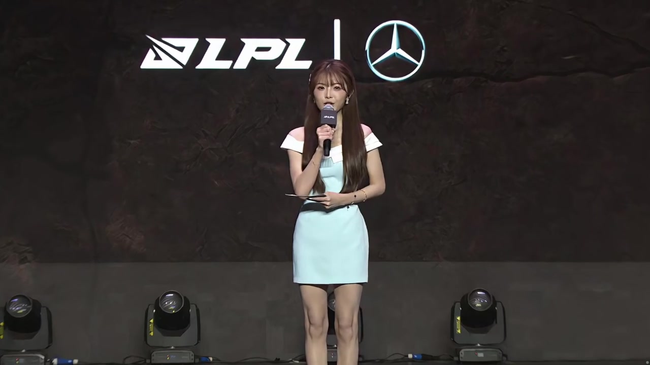 好好看?LPL苏州主场女主持人泱泱：湖绿连衣裙，新生代就是好~