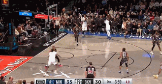 华子投篮后撤踩到篮网主帅扭脚 后者赶紧喊暂停&华子被搀扶离场